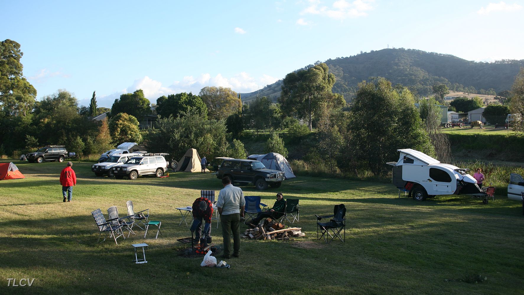 23-Heidi cooks dinner while Laurie & George watch on.JPG